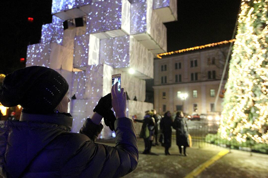 Vakare tviskanti pakoreguota Kauno Kalėdų eglė