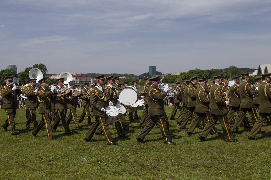 Kariuomenės ir visuomenės šventėje – NATO sąjungininkų naikintuvai