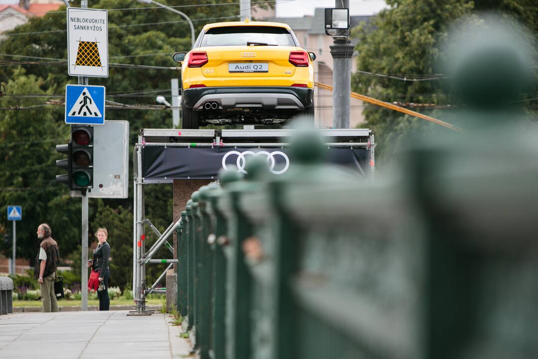 Ant Žaliojo tilto atsirado automobilis