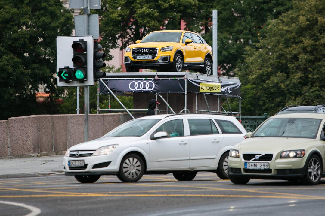 Ant Žaliojo tilto atsirado automobilis