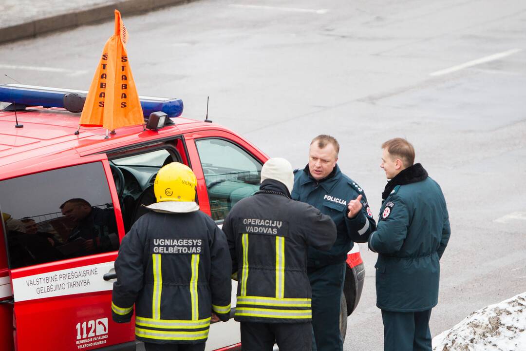 Vilniuje trūkus vamzdžiui atsivėrė smegduobė