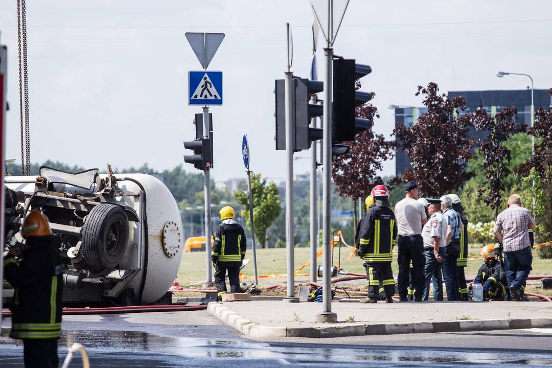 Vilniuje nuvirto cisterna su benzinu