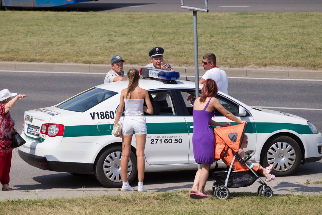 Vilniuje nuvirto cisterna su benzinu