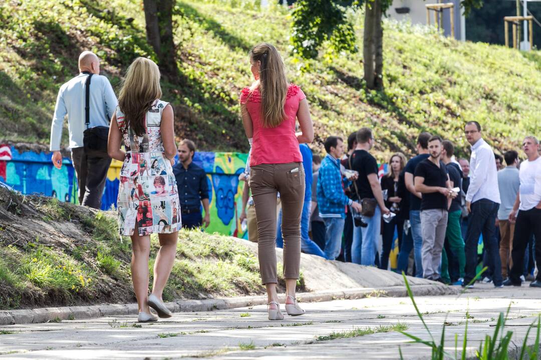 Neries krantinė ties Verslo trikampiu virto „Pietų zona“