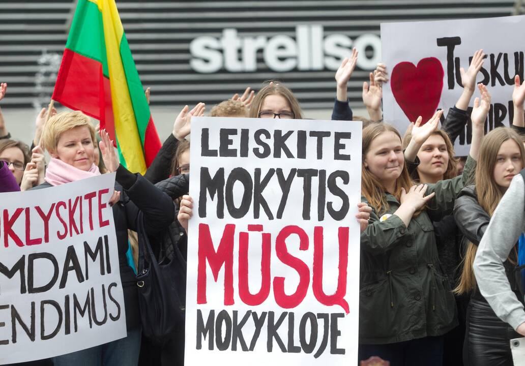 Protestavo sostinės Tuskulėnų mokyklos auklėtiniai ir mokytojai