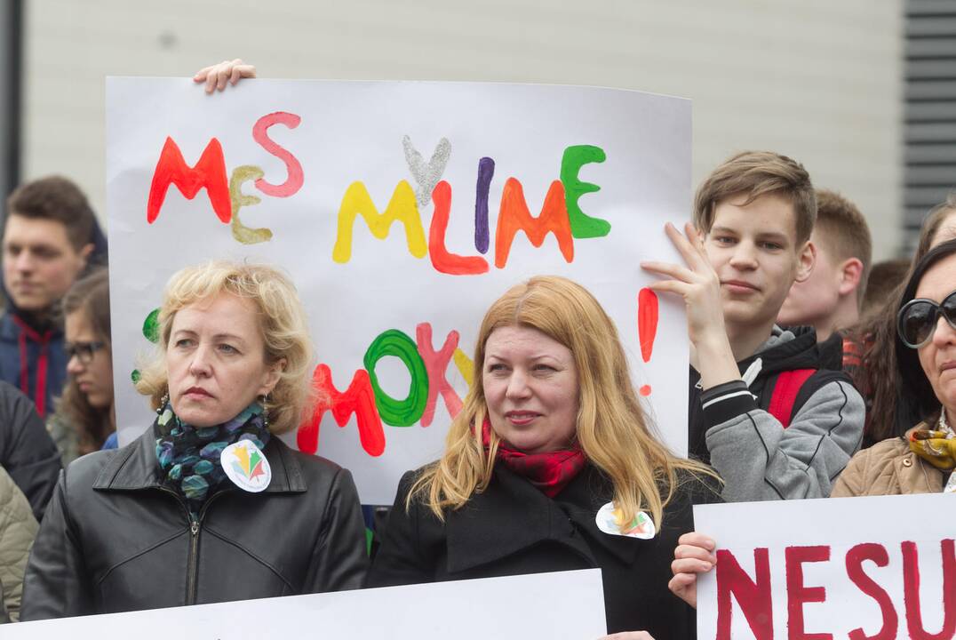 Protestavo sostinės Tuskulėnų mokyklos auklėtiniai ir mokytojai