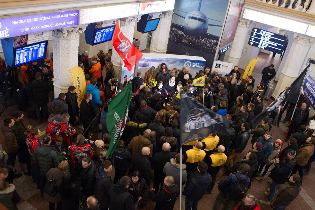 A. Juknevičiaus sutikimas Vilniaus oro uoste