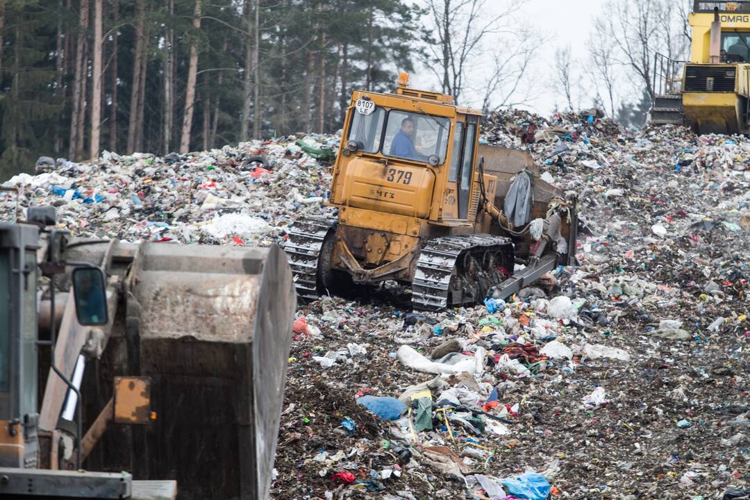 Kazokiškių sąvartyne kaupiasi degiosios atliekos