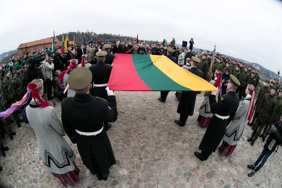 Gedimino pilies bokšte pakelta Lietuvos vėliava