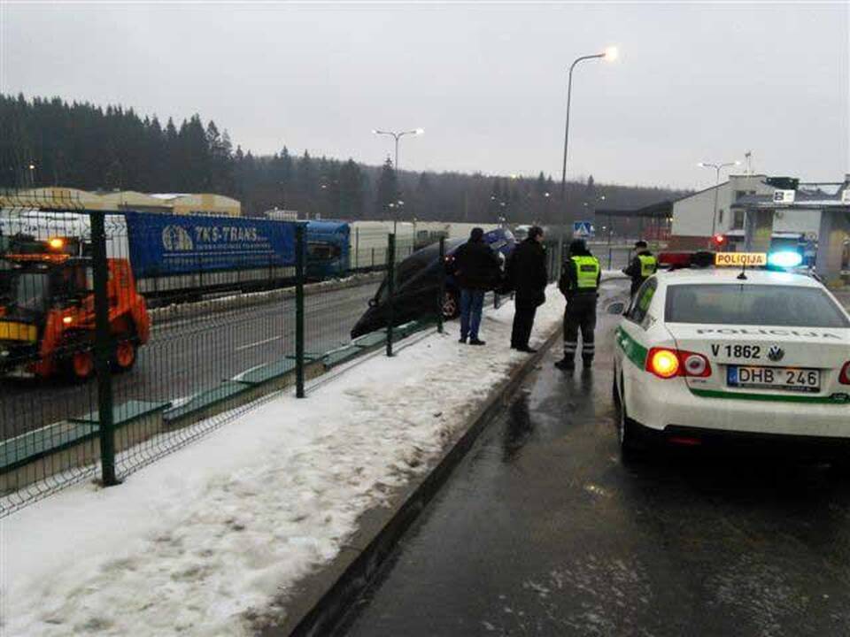 Medininkų punkto tvorą kliudė autobuso nuneštas „Mazda 6“