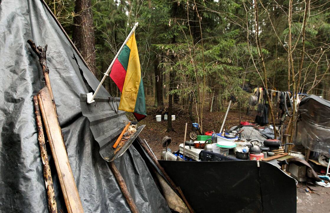 60-metis jau apie 20 metų vienas gyvena miškuose