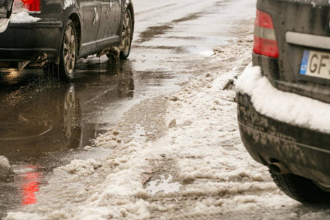 Lenktynininko patarimai, kaip saugiai vairuoti iškritus sniegui