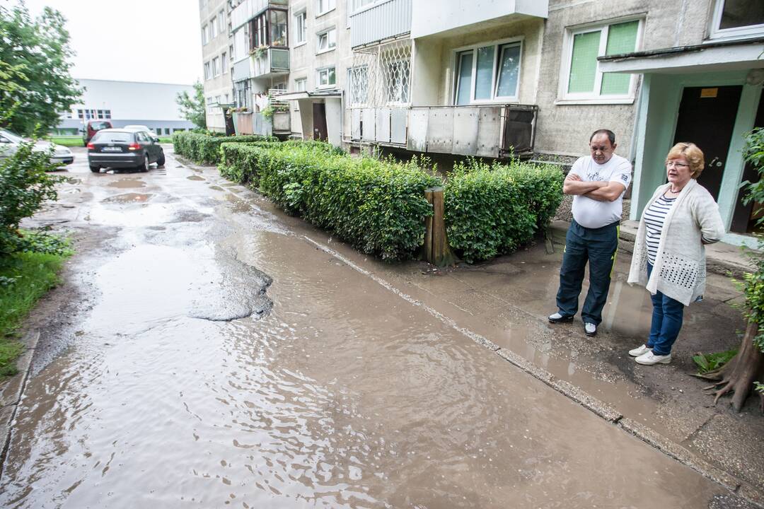 Balos ir duobės prie Kovo 11-osios gatvės namo