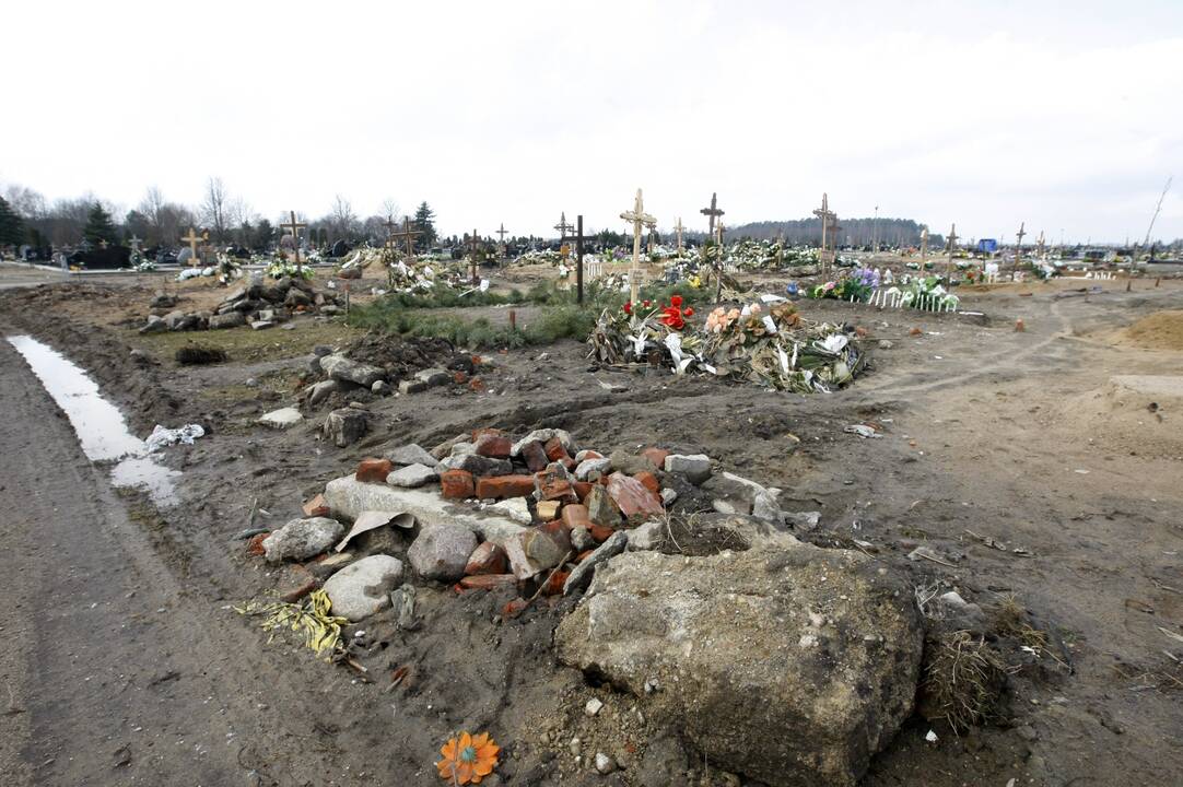 Potvynis: vyraujant drėgniems orams, dalį kapaviečių, esančių Lėbartų kapinių naujuosiuose kvartaluose, apsėmė vanduo.