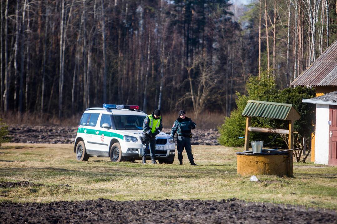 Mįslė: Anupraičių namelyje Gaižėnuose buvo aptikti ne tik keturi nušauti ir vienas sunkiai sužeistas šios šeimos narys, bet ir skrupulingai išardyti šeši mobilieji telefonai.