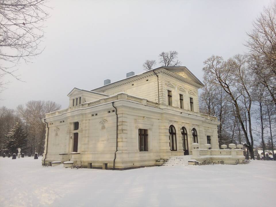 Vandalai nuniokojo Švėkšnos dvarą – prie Saulės laikrodžio sulaužytas suoliukas, o tvenkinio saloje sudaužyti keturi prožektoriai, apšvietę deivės Dianos skulptūrą.