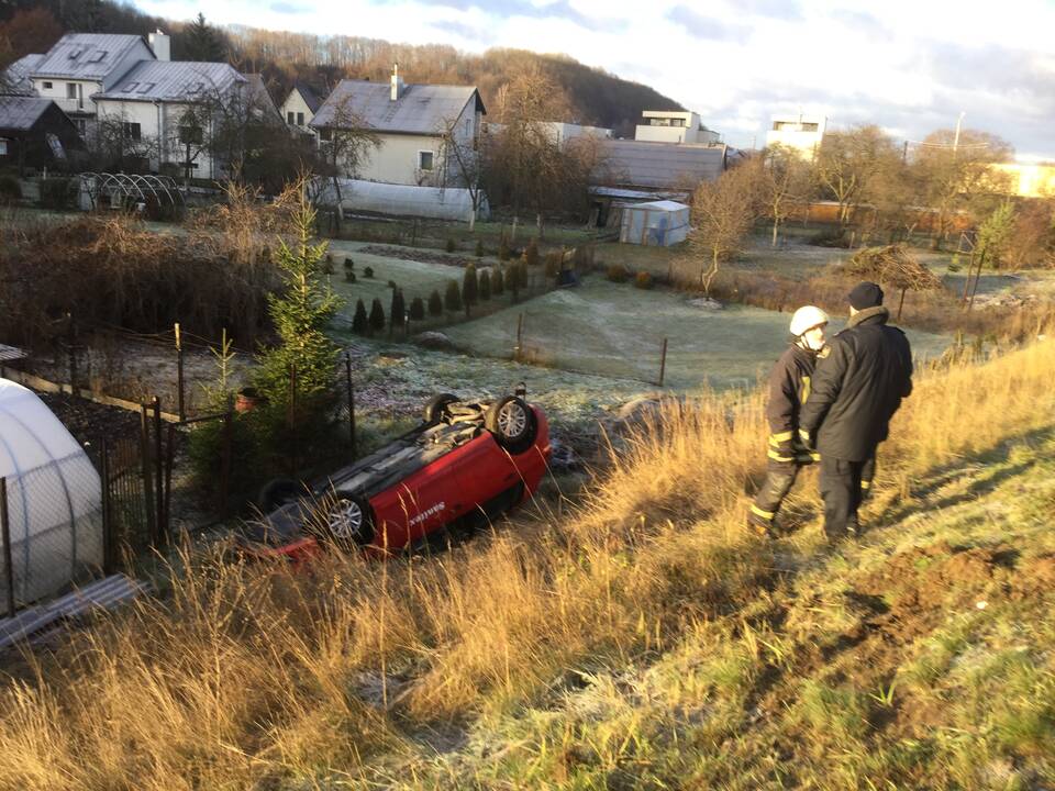 Nuo Marvelės kelio nulėkė automobilis