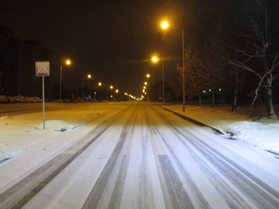 Naktį Kauną nuklojo sniegas