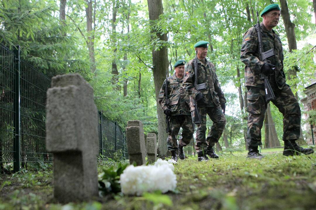 Fredoje sutvarkyti vokiečių karių kapai