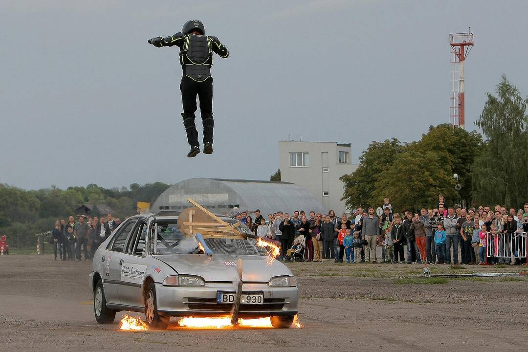 Aleksoto aerodrome vyko kaskadininkų šou „Skraidantys automobliai“.