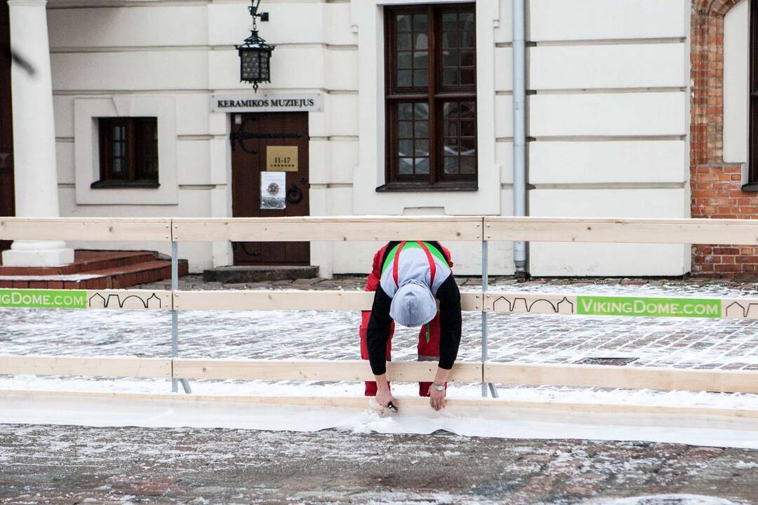 Kauno rotušės aikštėje pradėta lieti čiuožykla