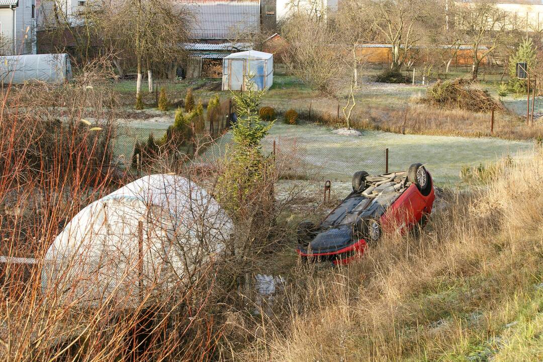 Nuo Marvelės kelio nulėkė automobilis