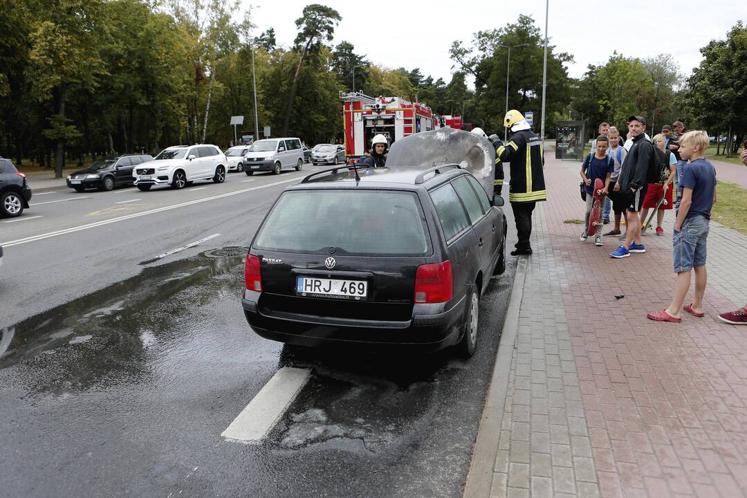 Užsidegė VW Passat automobilis