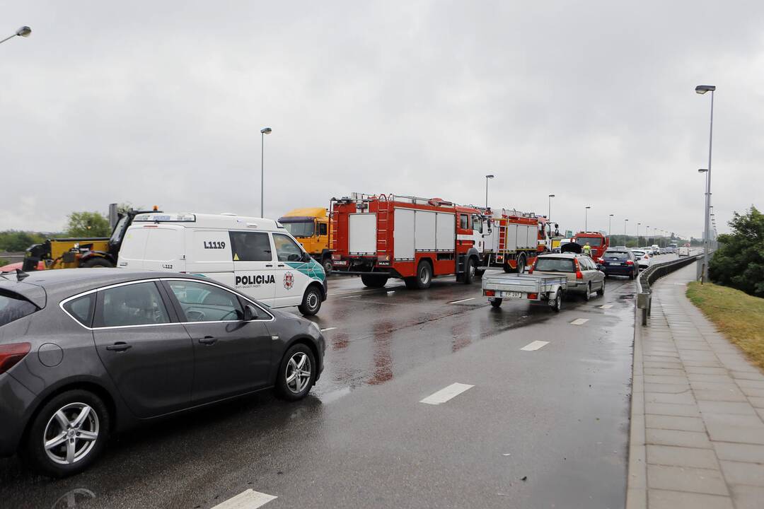 Avarija ant Mokyklos viaduko