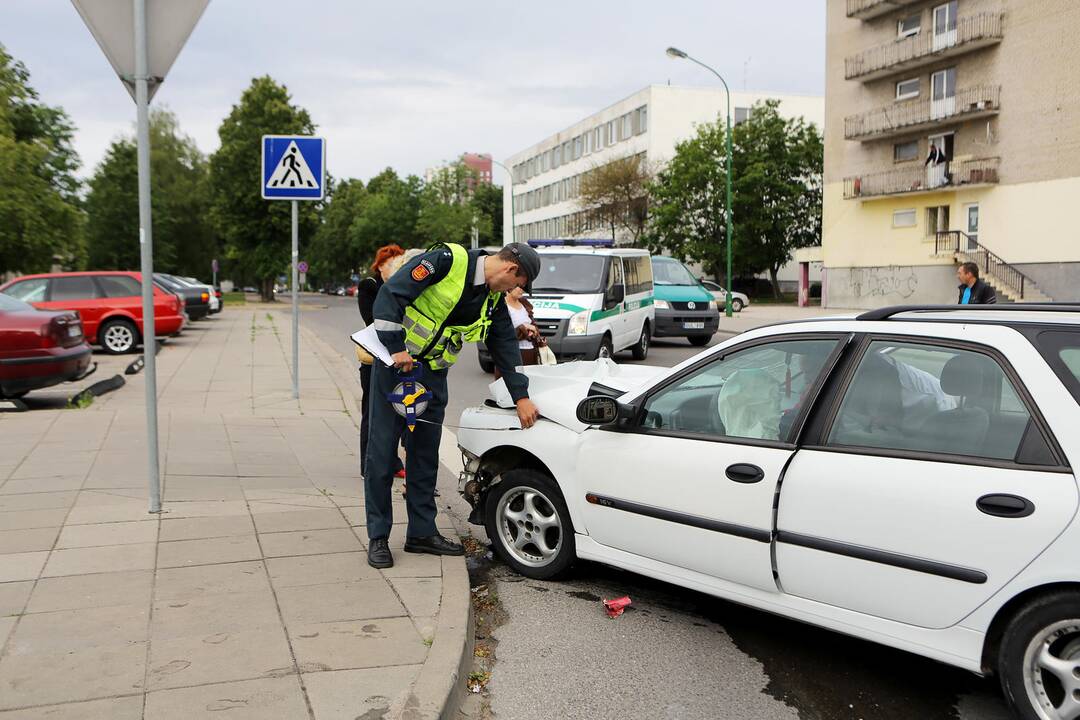 Taikos prospekte partrenktas motociklininkas