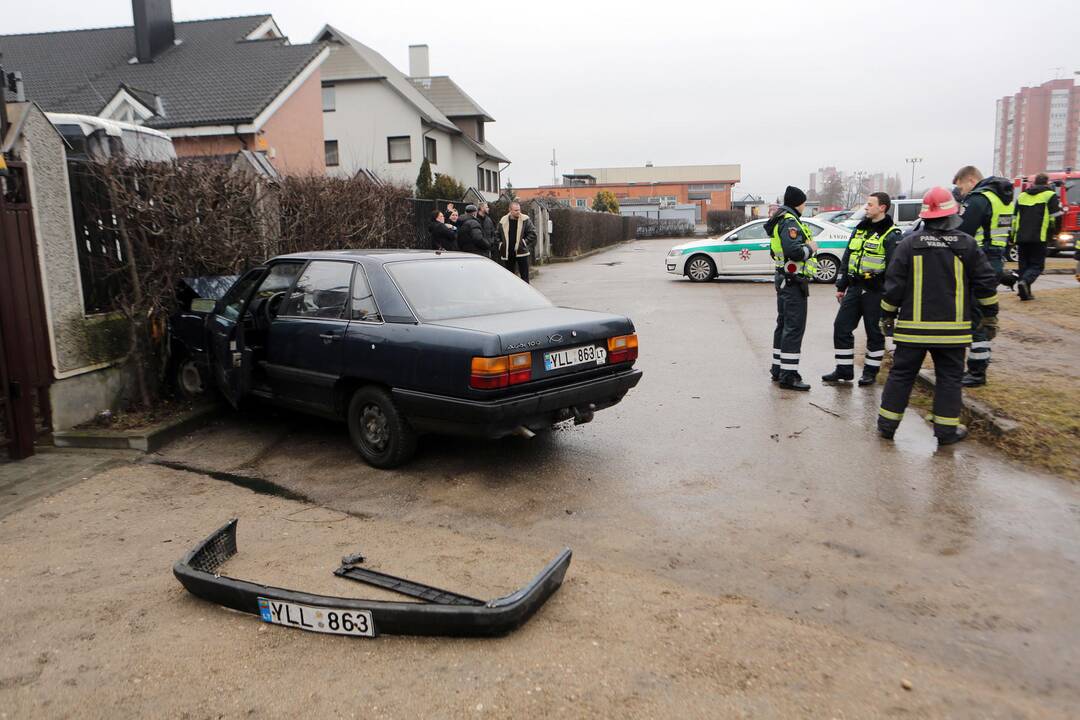 Automobilis atsitrenkė į namo tvorą