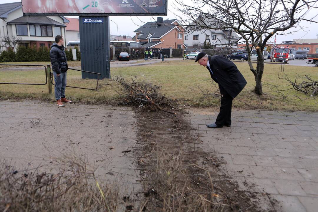 Automobilis atsitrenkė į namo tvorą