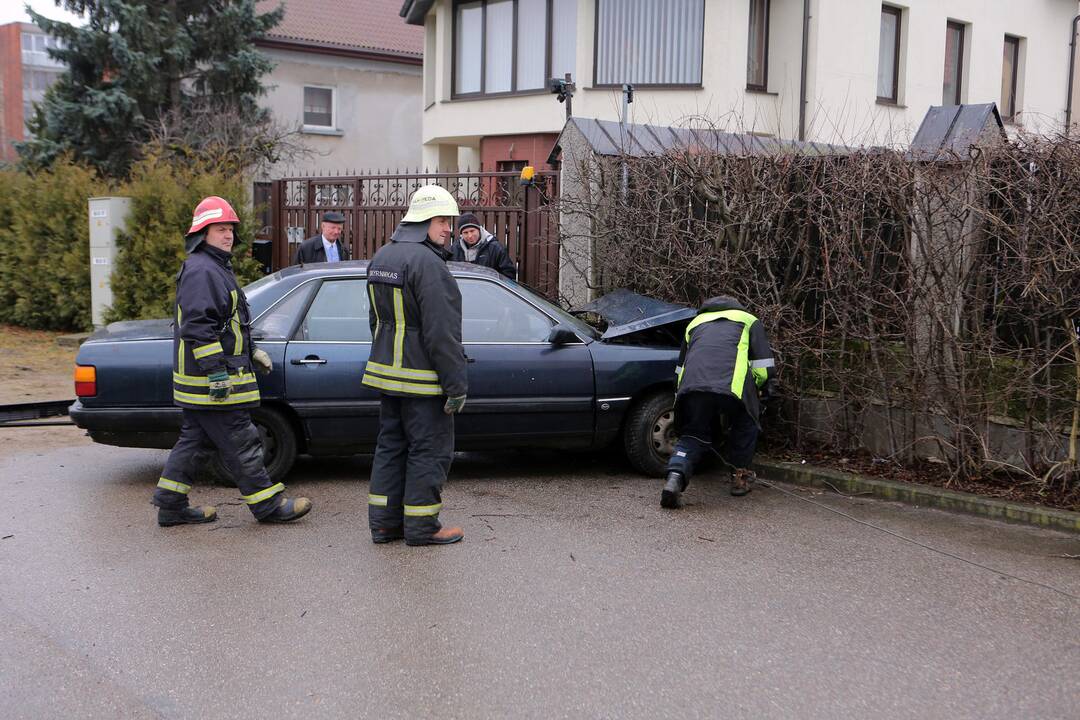 Automobilis atsitrenkė į namo tvorą