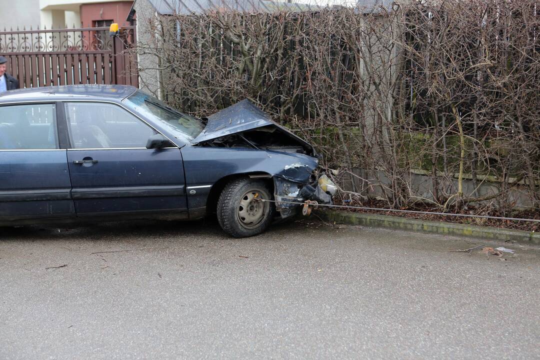 Automobilis atsitrenkė į namo tvorą