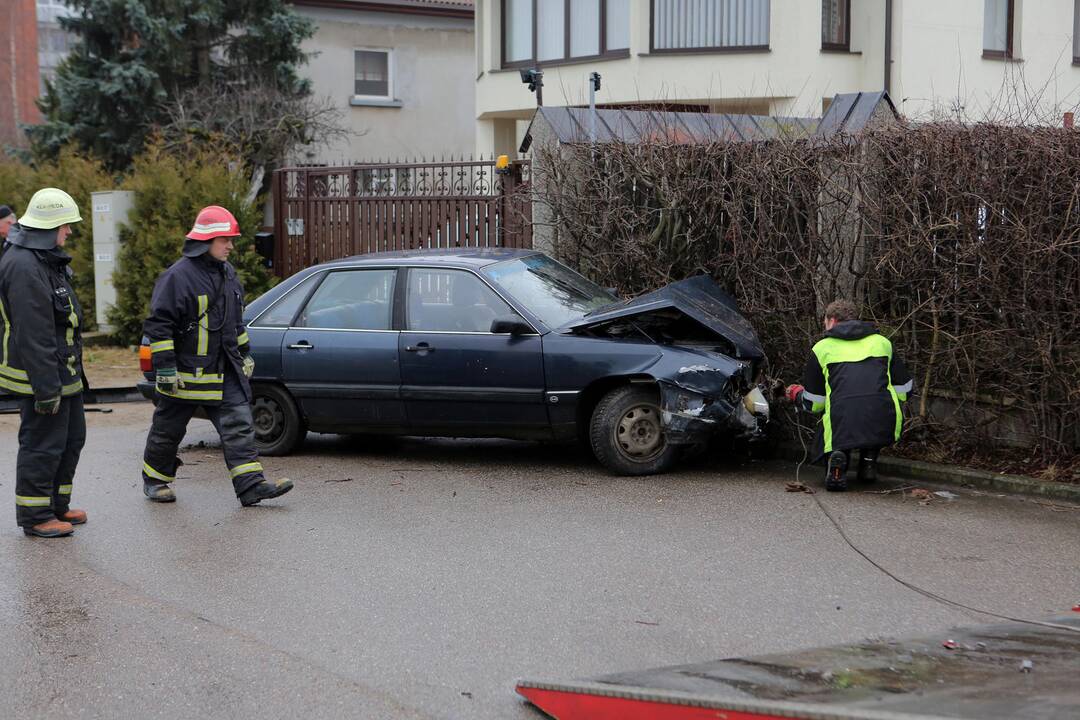 Automobilis atsitrenkė į namo tvorą