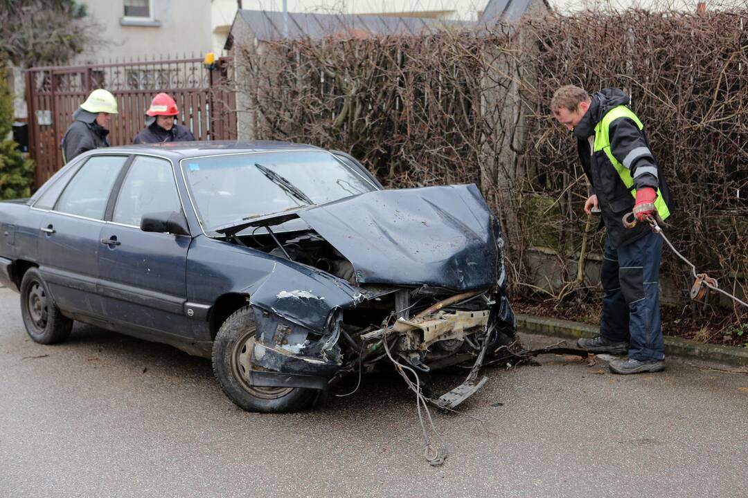 Automobilis atsitrenkė į namo tvorą