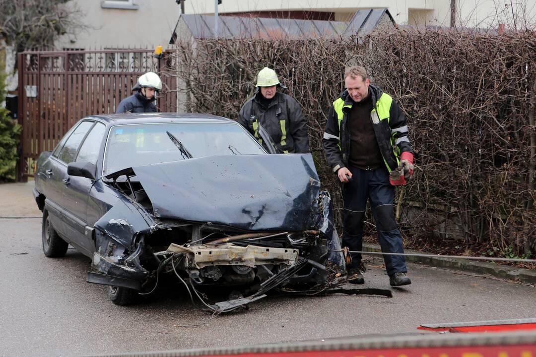 Automobilis atsitrenkė į namo tvorą