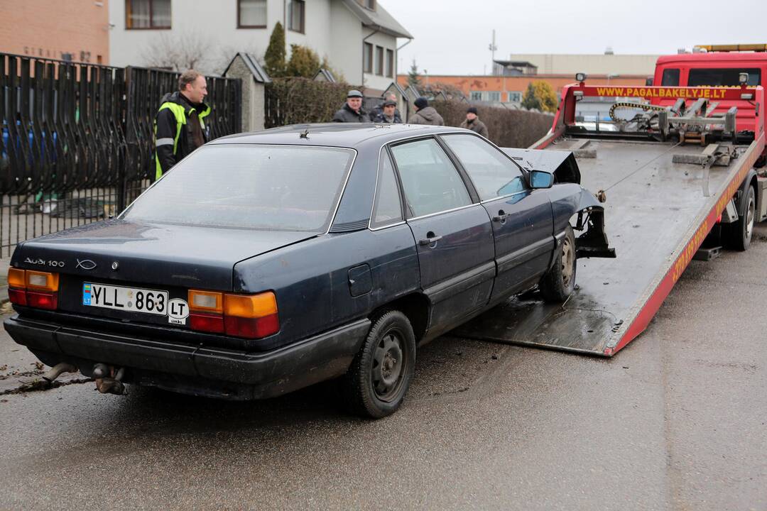 Automobilis atsitrenkė į namo tvorą