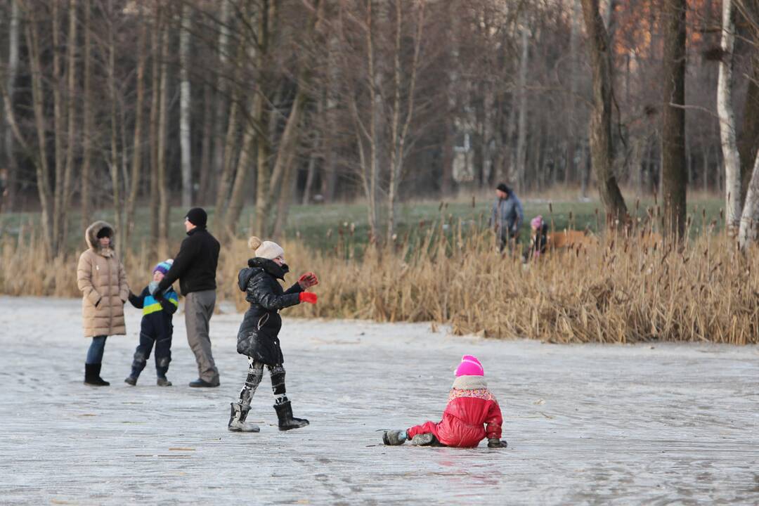 Klaipėdiečiai puikiai laiką leido ant ledo