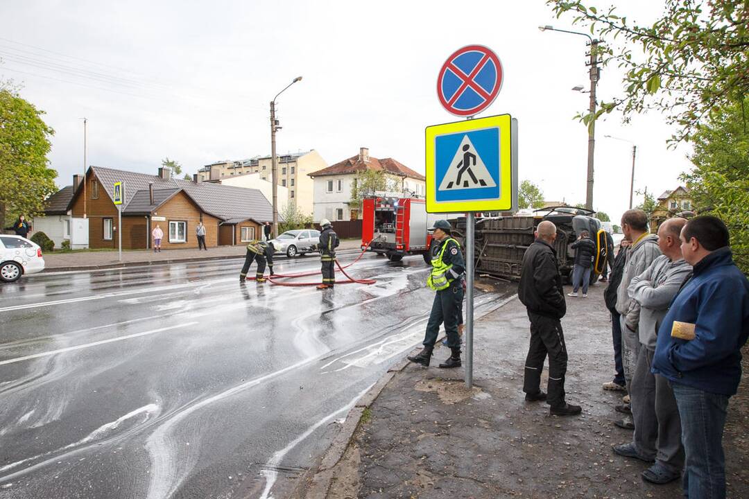 Apvirto maršrutinis autobusas