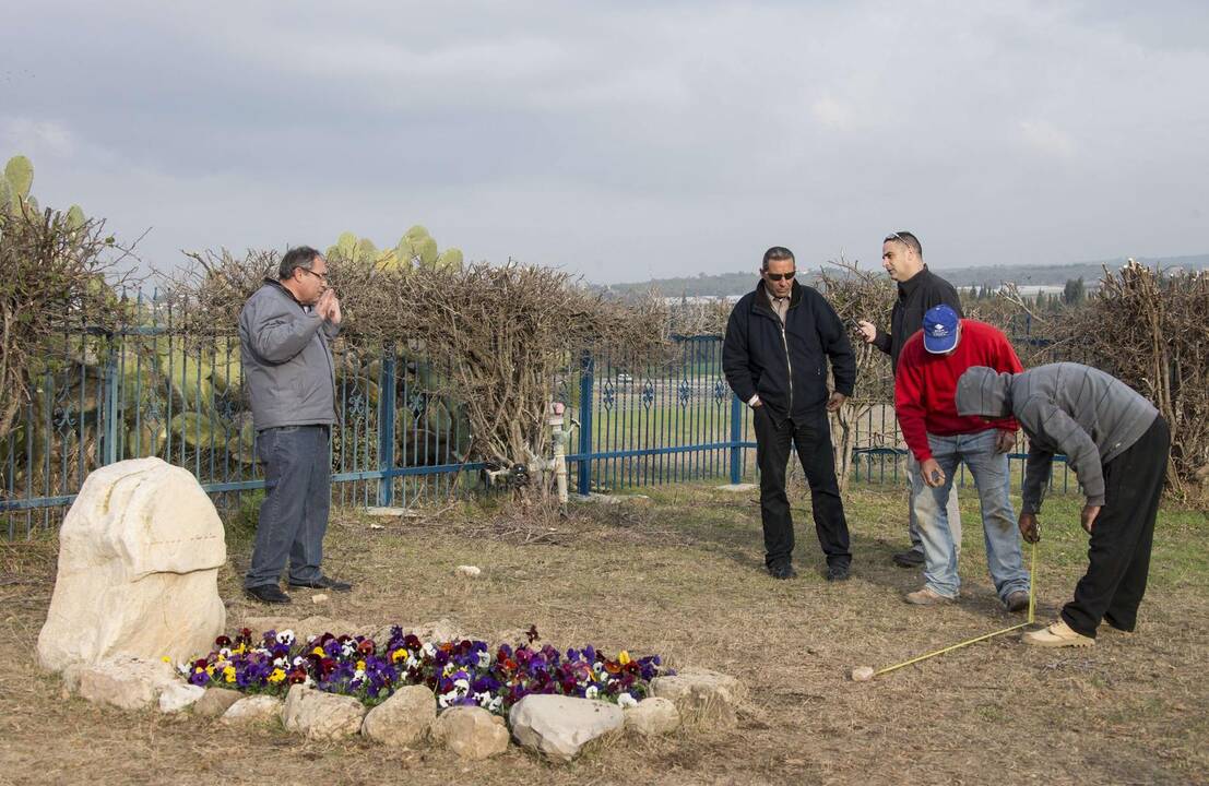 A.Sharonas atguls kapinėse greta savo žmonos kapo