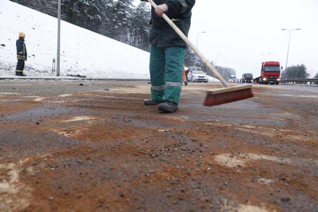 Per avariją Vilniuje išsiliejo dyzelinas