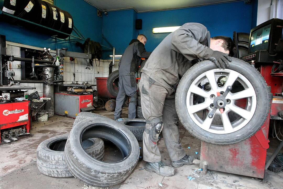 Kauniečiai keičia automobiliams padangas