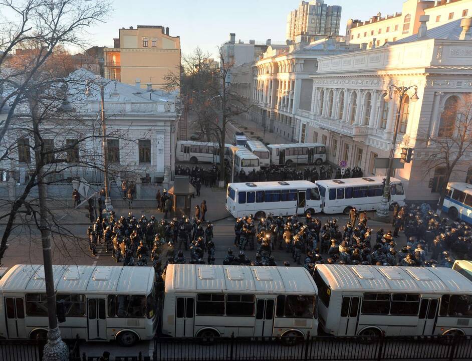 Ukrainoje prie Rados susirinko tūkstančiai protestuotojų