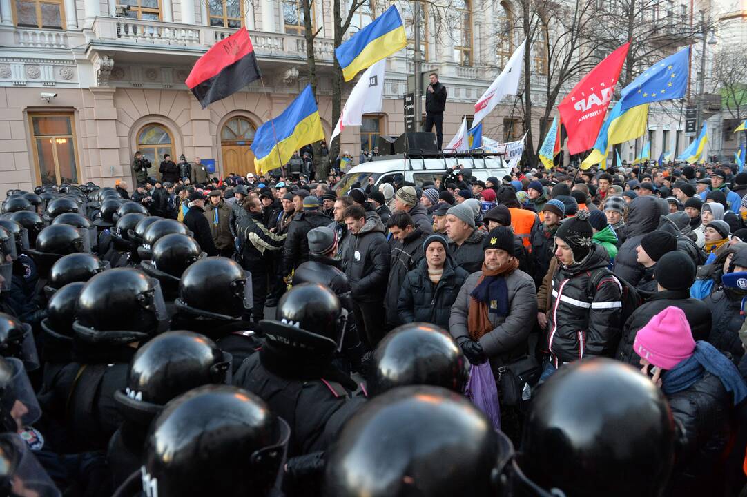 Ukrainoje prie Rados susirinko tūkstančiai protestuotojų