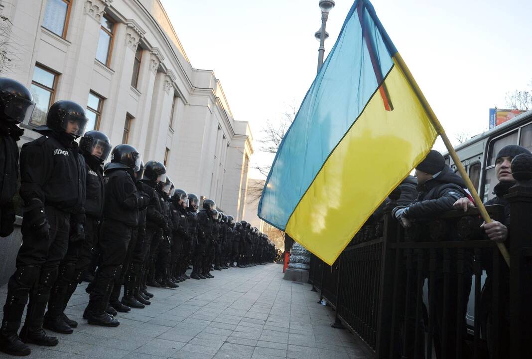 Ukrainoje prie Rados susirinko tūkstančiai protestuotojų