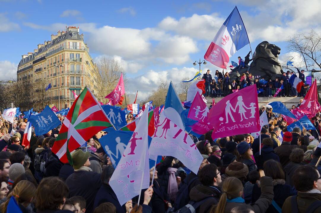 Daugiau kaip 100 tūkst. konservatyvių pažiūrų prancūzų sekmadienį žygiavo Paryžiaus ir Liono gatvėmis kaltindami prezidento F.Hollande'o vyriausybę „šeimos fobija“