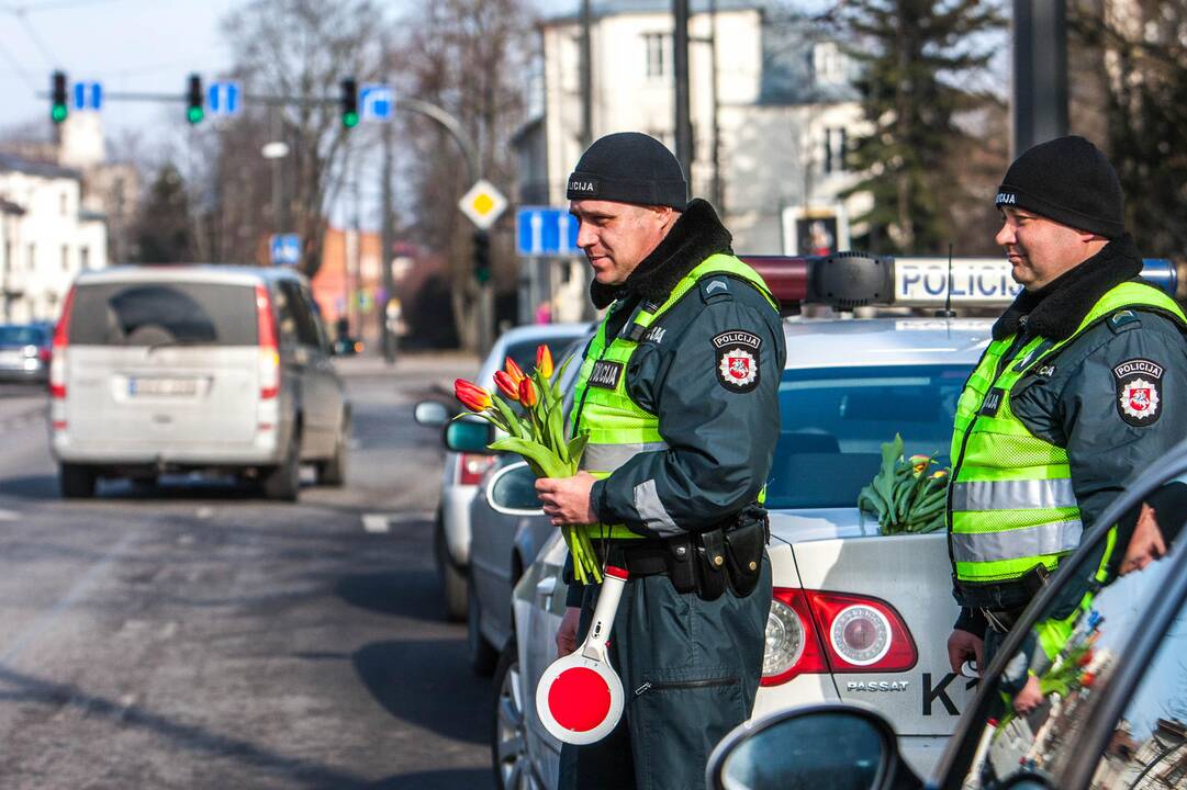 Policija vairuotojoms dalino gėlės