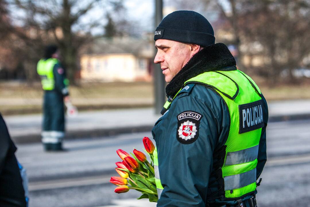 Policija vairuotojoms dalino gėlės