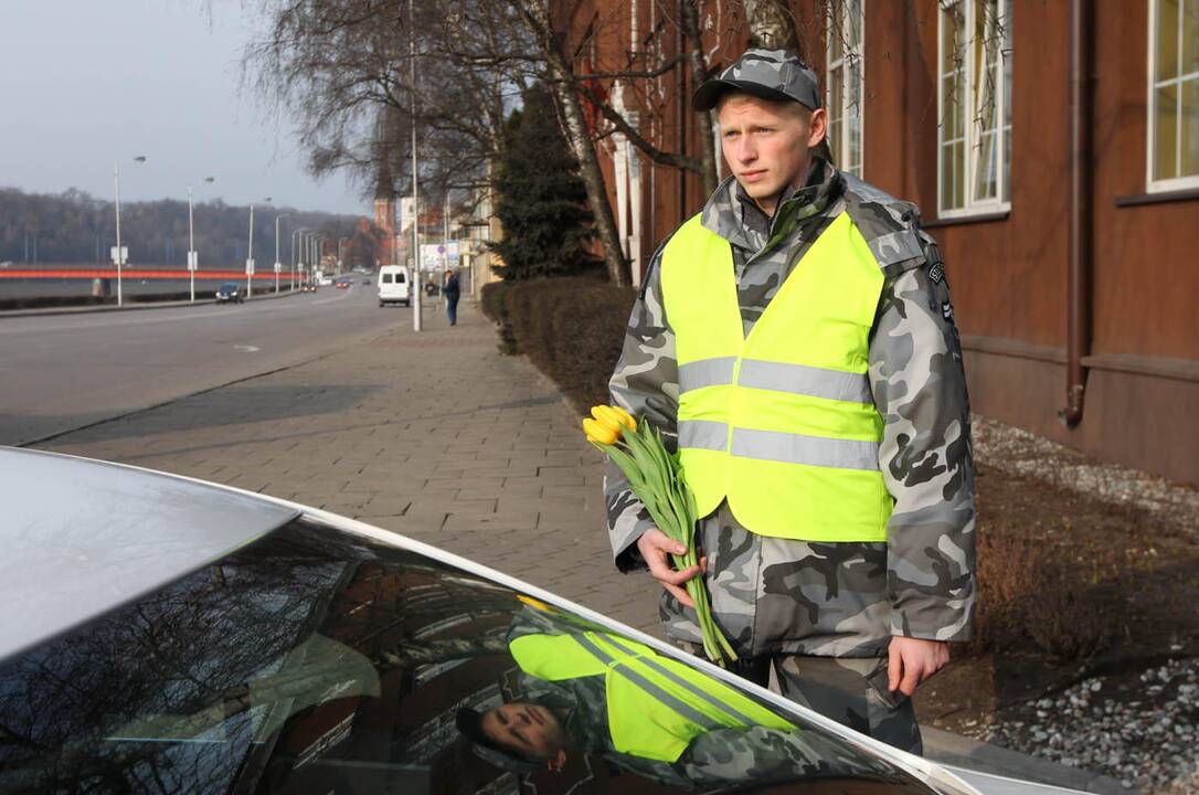 Kauno policininkai sveikina moteris 