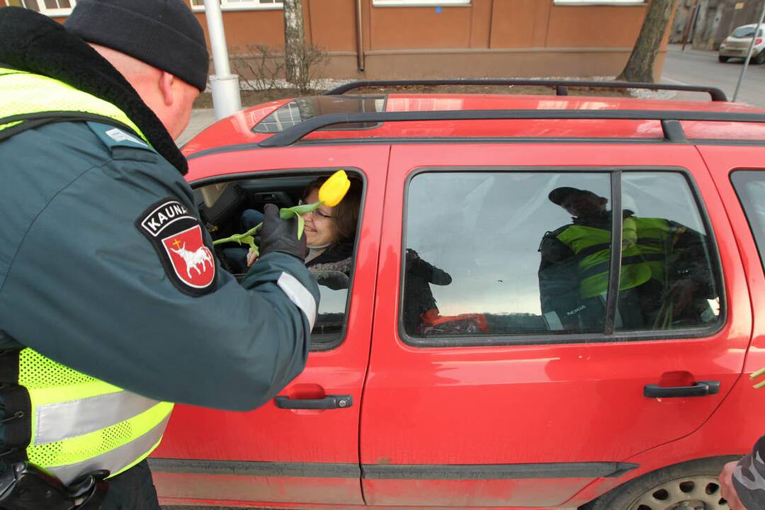 Kauno policininkai sveikina moteris 